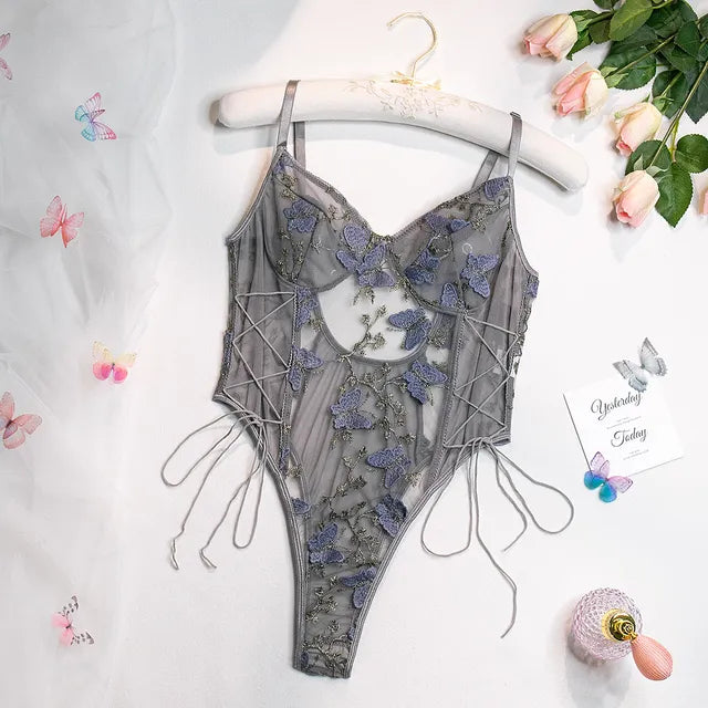 Romy | Bestickter Schmetterlings-Bodysuit